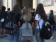 Un gruppo di ragazze fuori da scuola