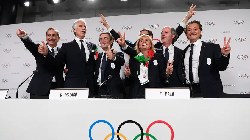 I festeggiamenti dopo la assegnazione delle Olimpiadi a Milano-Cortina