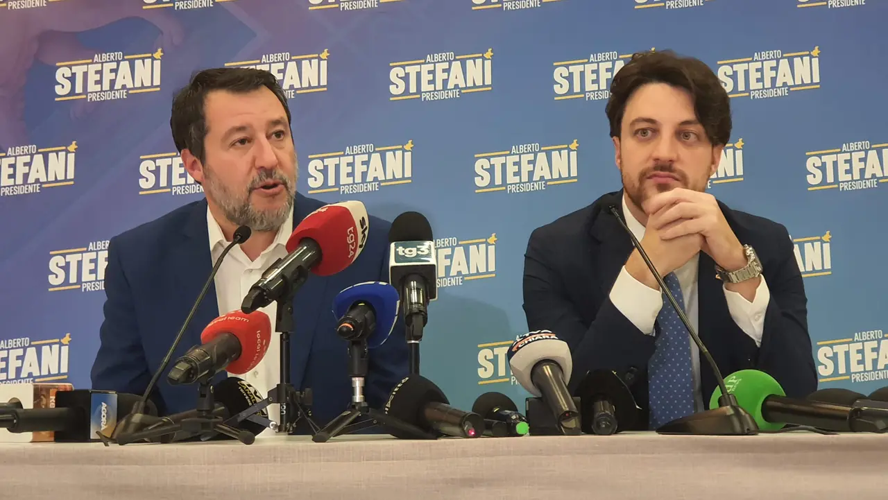 Matteo Salvini con Alberto Stefani in conferenza stampa dopo la vittoria del candidato del centrodestra alle elezioni regionali (foto Agenzia Bianchi)