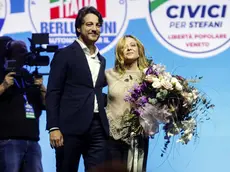 Alberto Stefani e Giorgia Meloni sul palco del Gran Teatro Geox di Padova (foto agenzia bianchi)