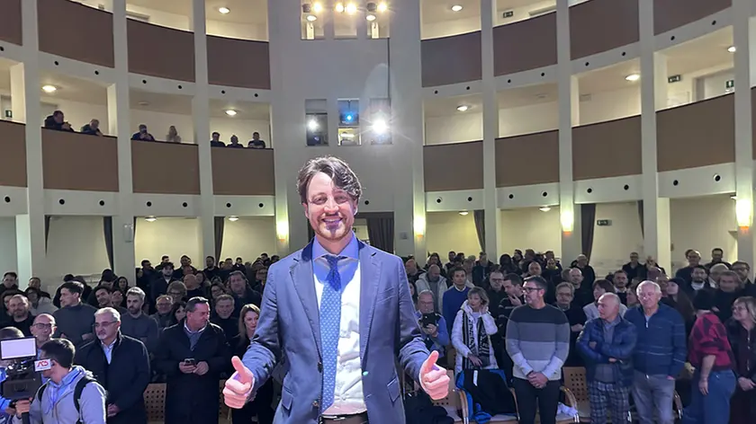 Il saluto di Alberto Stefani nel teatro di Borgoricco