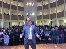 Il saluto di Alberto Stefani nel teatro di Borgoricco