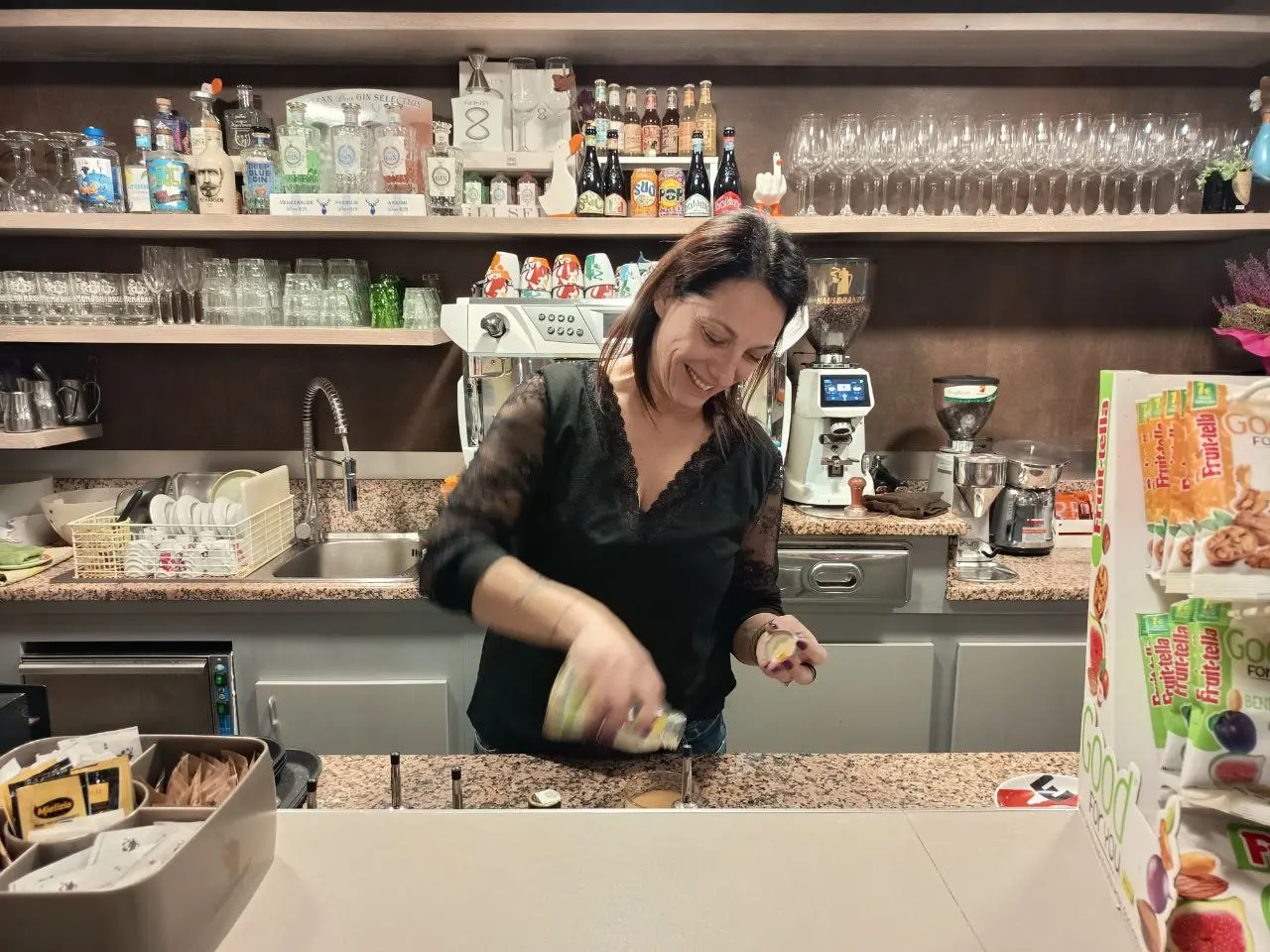 Elena, la titolare del bar edicola Le Oche