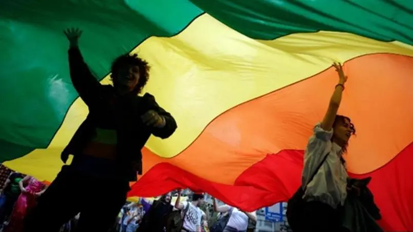 Una manifestazione per i diritti delle coppie arcobaleno