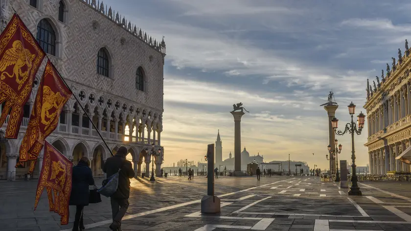 Luca Zaia guarda alla città di Venezia