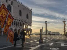 Luca Zaia guarda alla città di Venezia