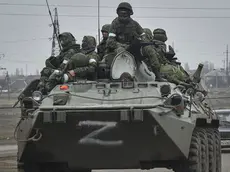 Un gruppo di soldati russi a bordo di un mezzo blindato in Ucraina