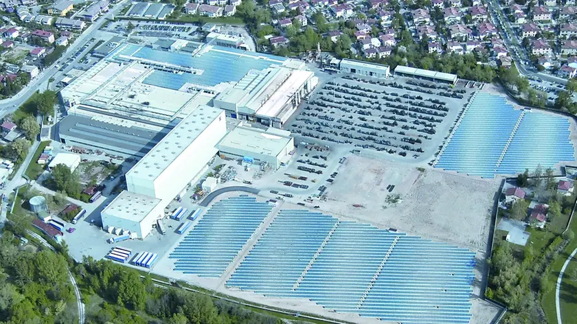 Una veduta dall’auto del parco fotovoltaico della Sbe Varvit, a Monfalcone