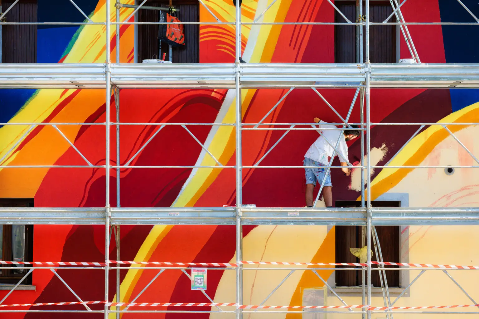 Uno degli artisti impegnati a realizzare un murale a Campolonghetto