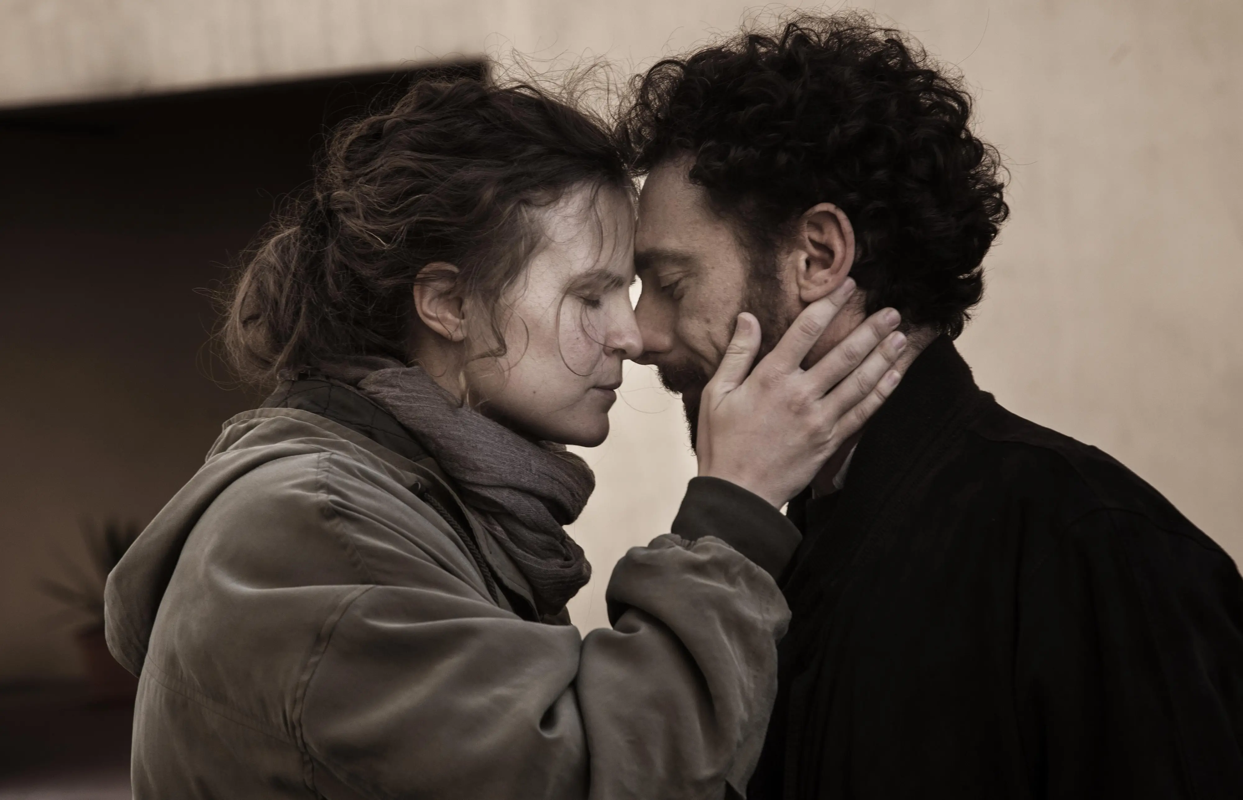 Federica Rosellini con Elio Germano in “Confidenza” di Daniele Luchetti