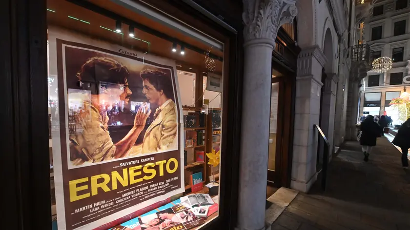 La vetrina della libreria Saba a Trieste dedicata ai 50 anni dalla pubblicazione di Ernesto (Foto Bruni )