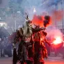 Due Krampus assieme all’angelo nero del gruppo di Merano alle prese con i giochi di fuoco durante una sfilata