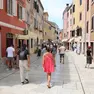 Turisti in una via del centro storico di Rovigno la scorsa estate. Foto Andrea Lasorte