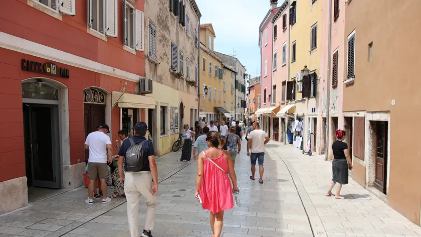 Turisti in una via del centro storico di Rovigno la scorsa estate. Foto Andrea Lasorte
