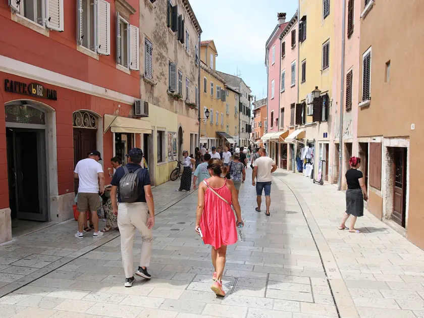 Turisti in una via del centro storico di Rovigno la scorsa estate. Foto Andrea Lasorte