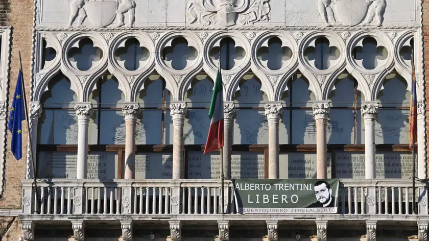 Lo striscione per Alberto Trentini affisso a Ca' Foscari