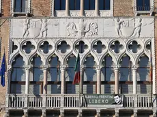 Lo striscione per Alberto Trentini affisso a Ca' Foscari