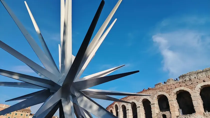 La stella di Natale davanti all'Arena