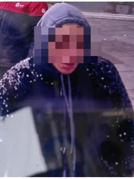 La donna fermata dopo il furto con incidente a Rialto e a fianco la barca schiantatasi contro il parapetto sul Canal Grande