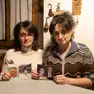 Stefania e Angela Bonduan con le foto del loro papà Mario, scomparso dal 2009 (foto Mattiuzzo/fotofilm)