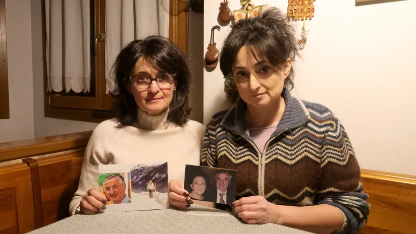 Stefania e Angela Bonduan con le foto del loro papà Mario, scomparso dal 2009 (foto Mattiuzzo/fotofilm)
