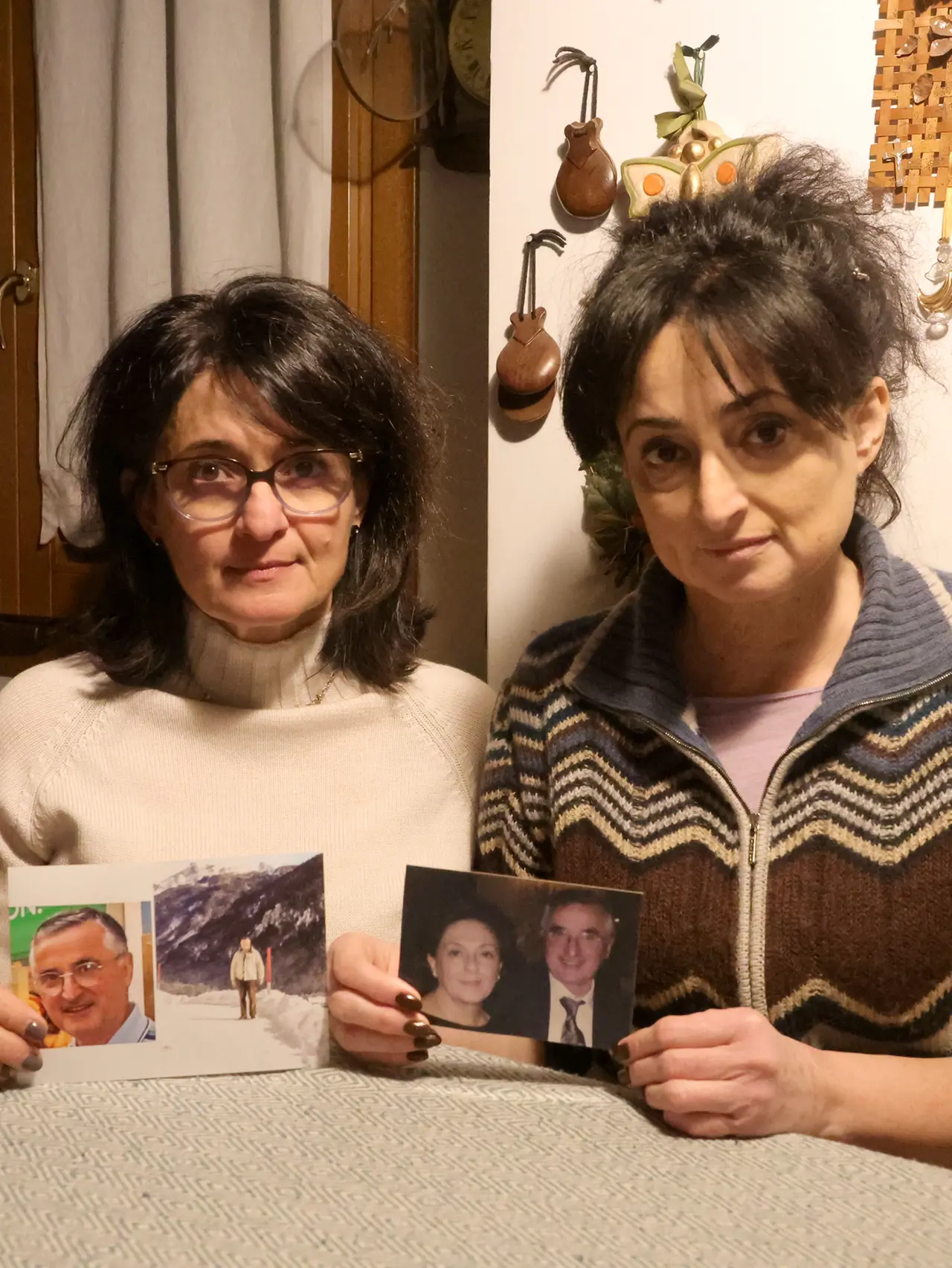 Stefania e Angela Bonduan con le foto del loro papà Mario, scomparso dal 2009 (foto Mattiuzzo/fotofilm)