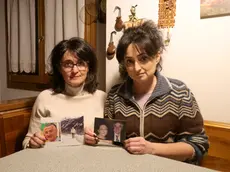 Stefania e Angela Bonduan con le foto del loro papà Mario, scomparso dal 2009 (foto Mattiuzzo/fotofilm)
