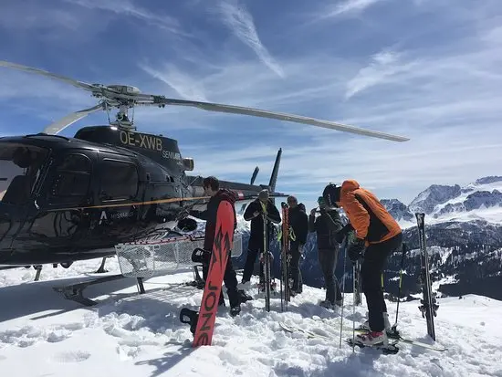 proposta volo con l'elicottero eliski in cima a una pista: nuovo pacchetto per i vip di Cortina, il servizio offerto a caro prezzo per chi vuole evitare la fila agli impianti di risalita