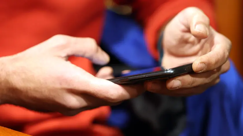 Il telefonino, simbolo del mondo moderno bombardato di informazioni