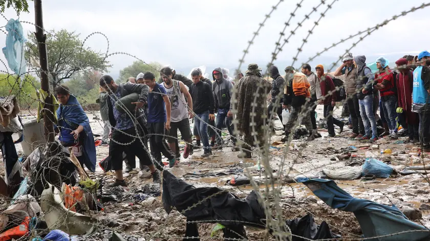 Decine di migranti in marcia lungo la Rotta balcanica verso l’Europa