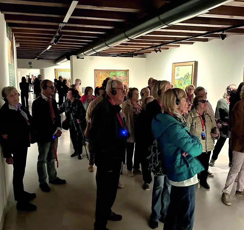 Visitatori durante una visita guidata alla mostra allestita nell’Esedra di Villa Manin