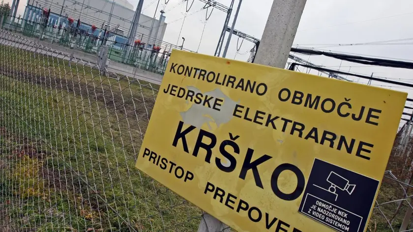 Un cartello apposto all’ingresso dell’area della centrale nucleare di Krško in Slovenia