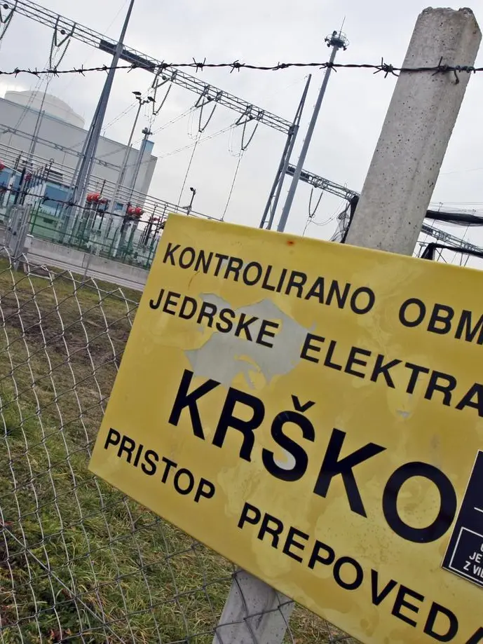 Un cartello apposto all’ingresso dell’area della centrale nucleare di Krško in Slovenia