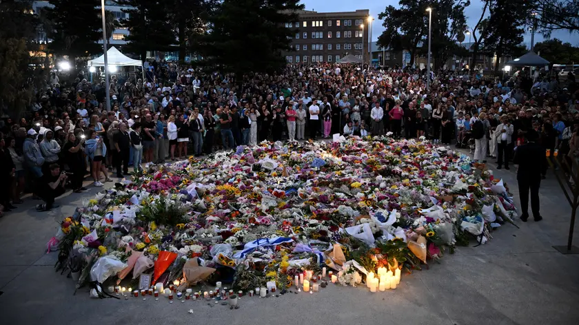La veglia per le vittime della strage di Sydney