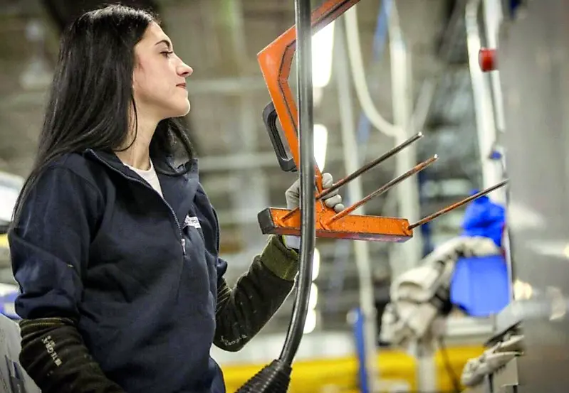 Un'addetta di Electrolux Professonal al lavoro su una linea produttiva