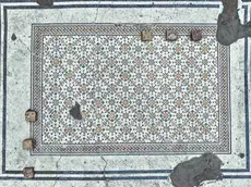 Il mosaico del tappeto fiorito (Foto Calosi)