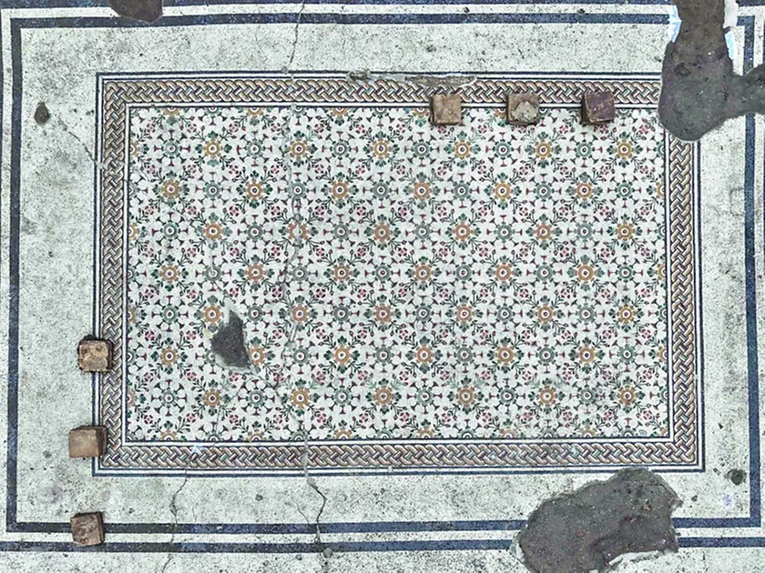 Il mosaico del tappeto fiorito (Foto Calosi)