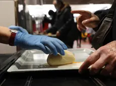 Un pasto servito in una mensa per i poveri