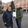 Il navigatore Lorenzo Granai e il pilota Giandomenico Basso con il premio Ac 2025 in piazza dei Signori a Treviso (fotofilm)
