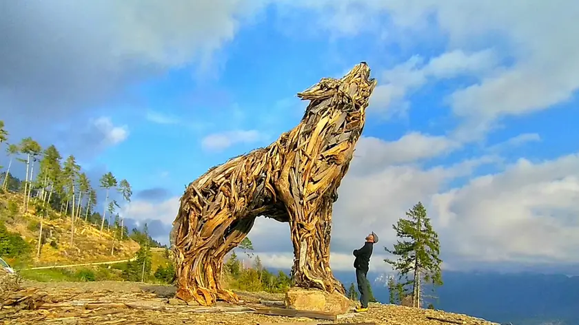 L'artista con la sua "Lupa del Lagorai" a Levico Terme