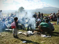 Un gruppo di migranti cerca ristoro in Sloveniad urante il cammino lungo la Rotta balcanica