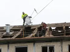 Gli effetti di un raid di droni russi in centro a Kiev