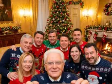 I più noti politici italiani riuniti per un mega selfie natalizio