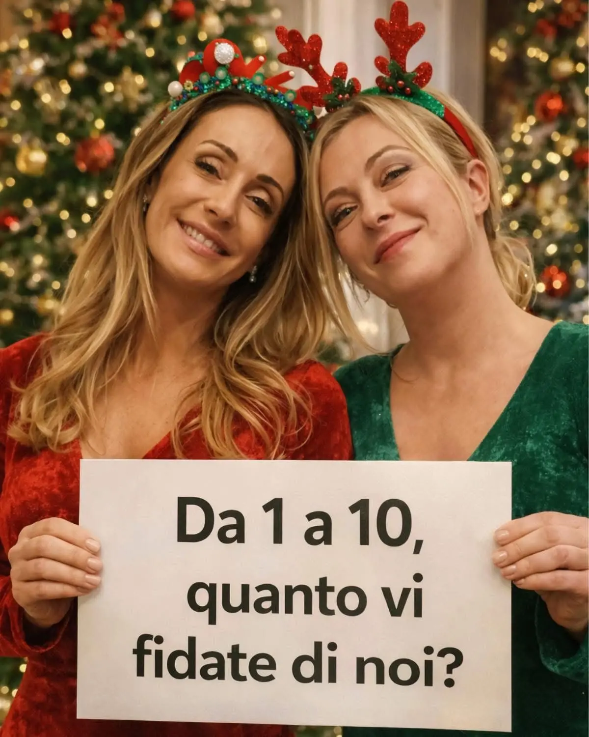 Arianna e Giorgia Meloni, con outfit e cerchietti natalizi