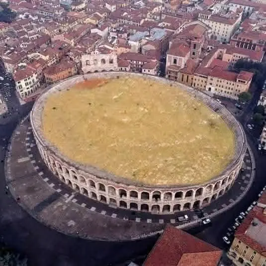 L'Arena di Verona come vassoio per la pearà