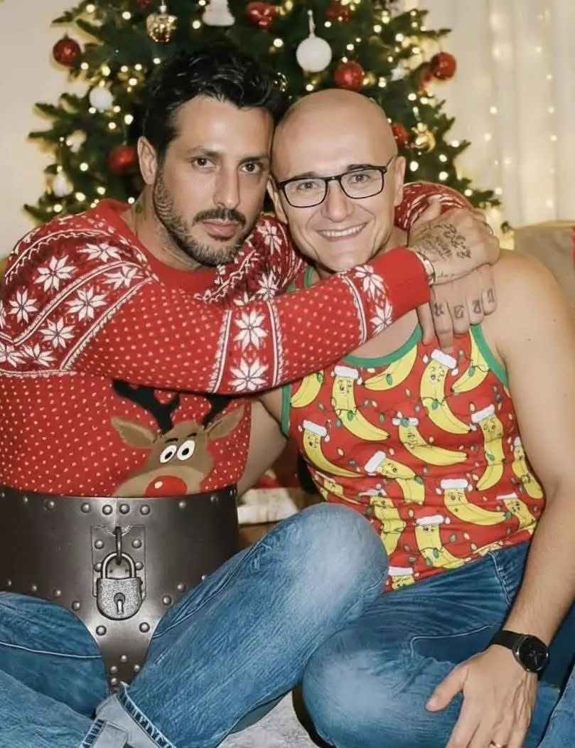 Fabrizio Corona e Alfonso Signorini, stretti in un abbraccio durante le diatribe giudiziarie