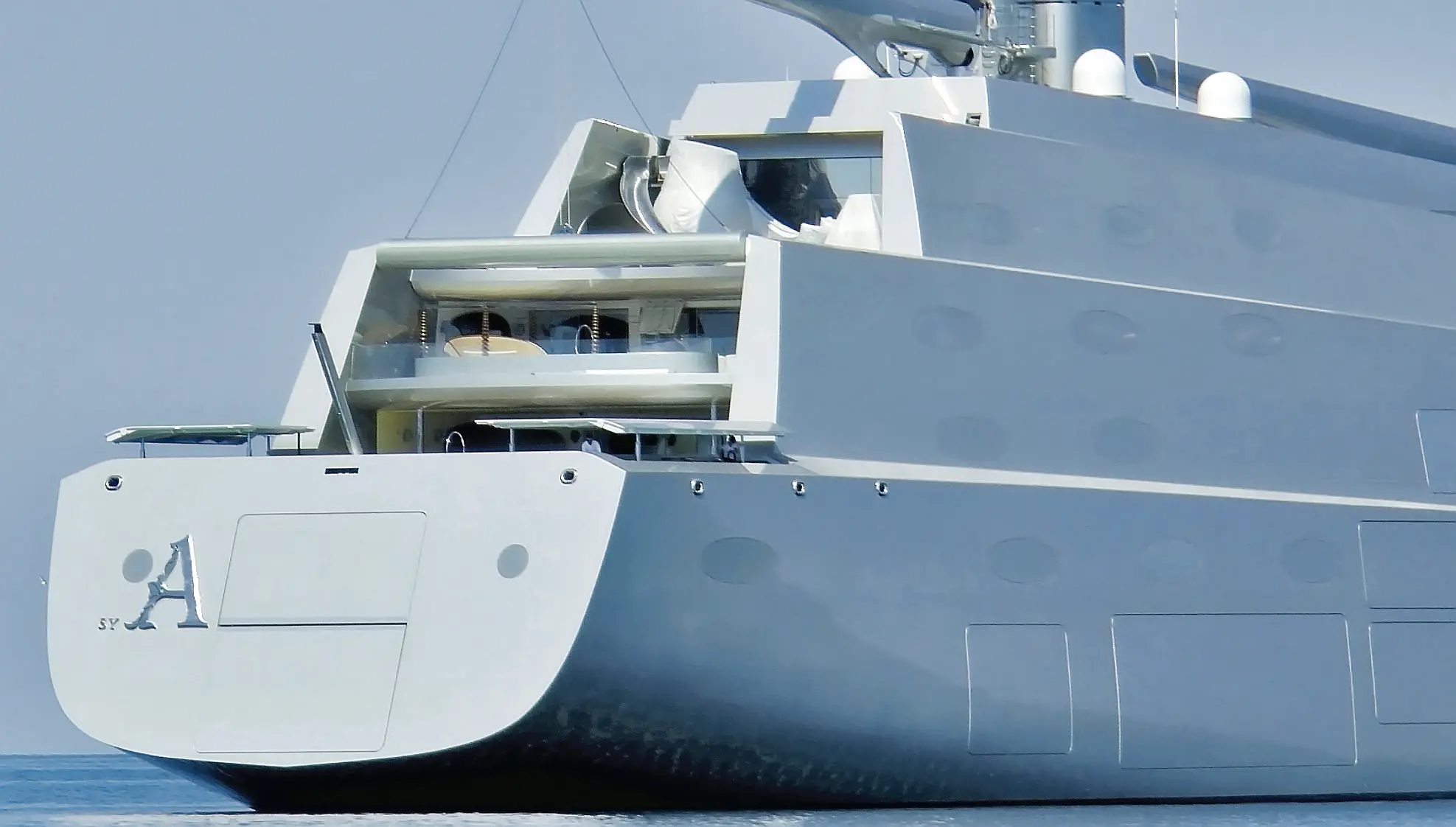 Un primo piano del panfilo (foto Andrea Lasorte)