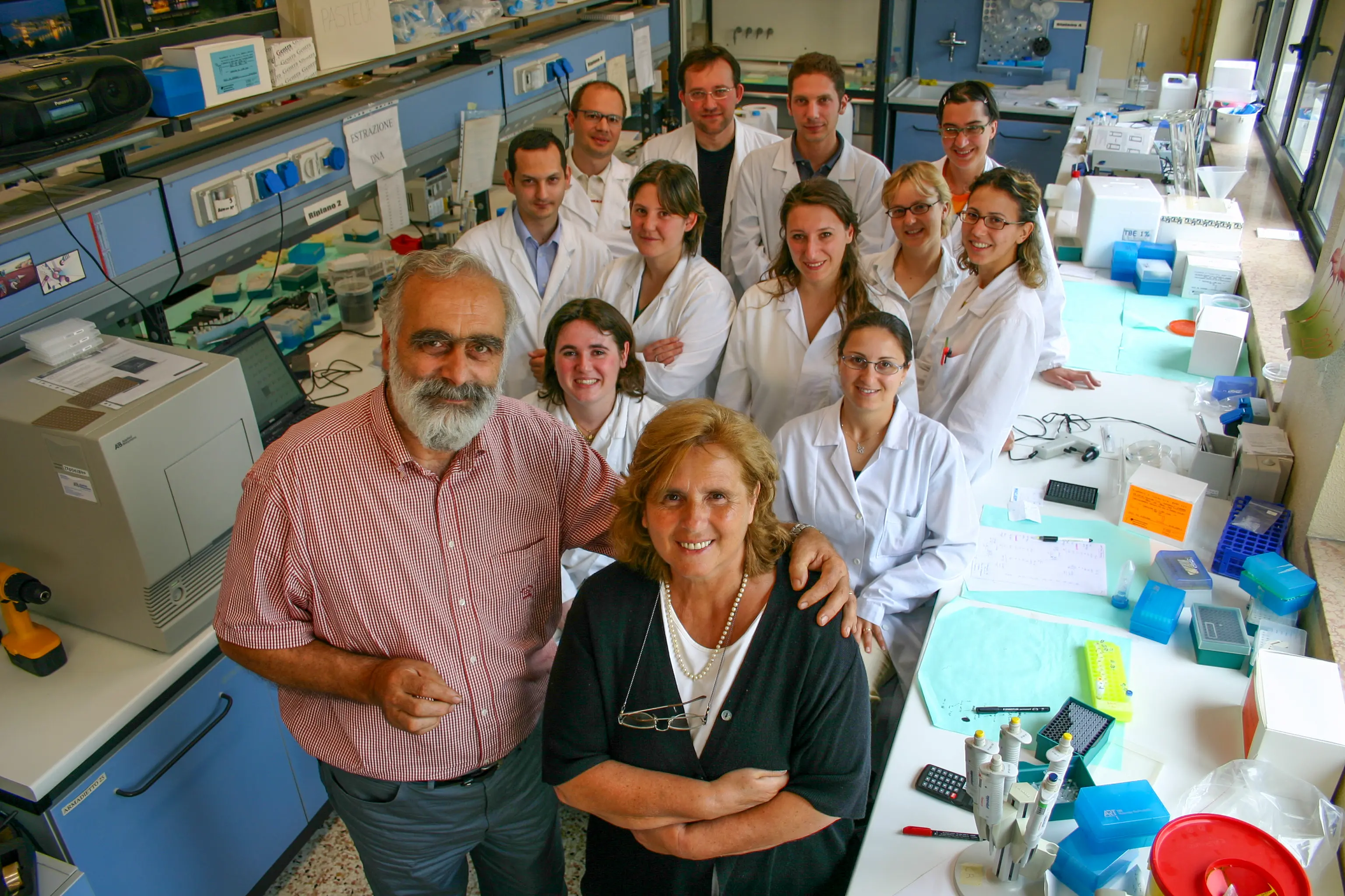 Giuseppe Baschirotto e Anna Albarello con i ricercatori della Fondazione malattie rare Mauro Baschirotto
