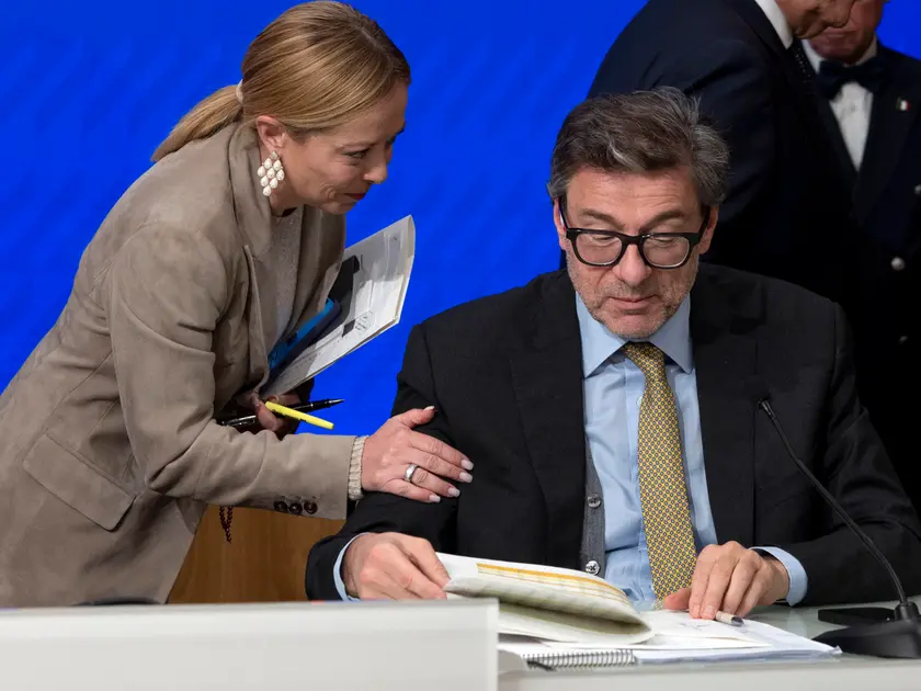Il presidente del Consiglio Giorgia Meloni, il ministro dell’Economia Giancarlo Giorgetti, durante la conferenza stampa a palazzo Chigi dopo il Cdm, Roma, 17 ottobre 2025. ANSA/MASSIMO PERCOSSI