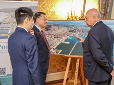 Il sindaco Roberto Dipiazza mostra il plastico al console generale cinese Liu Kan